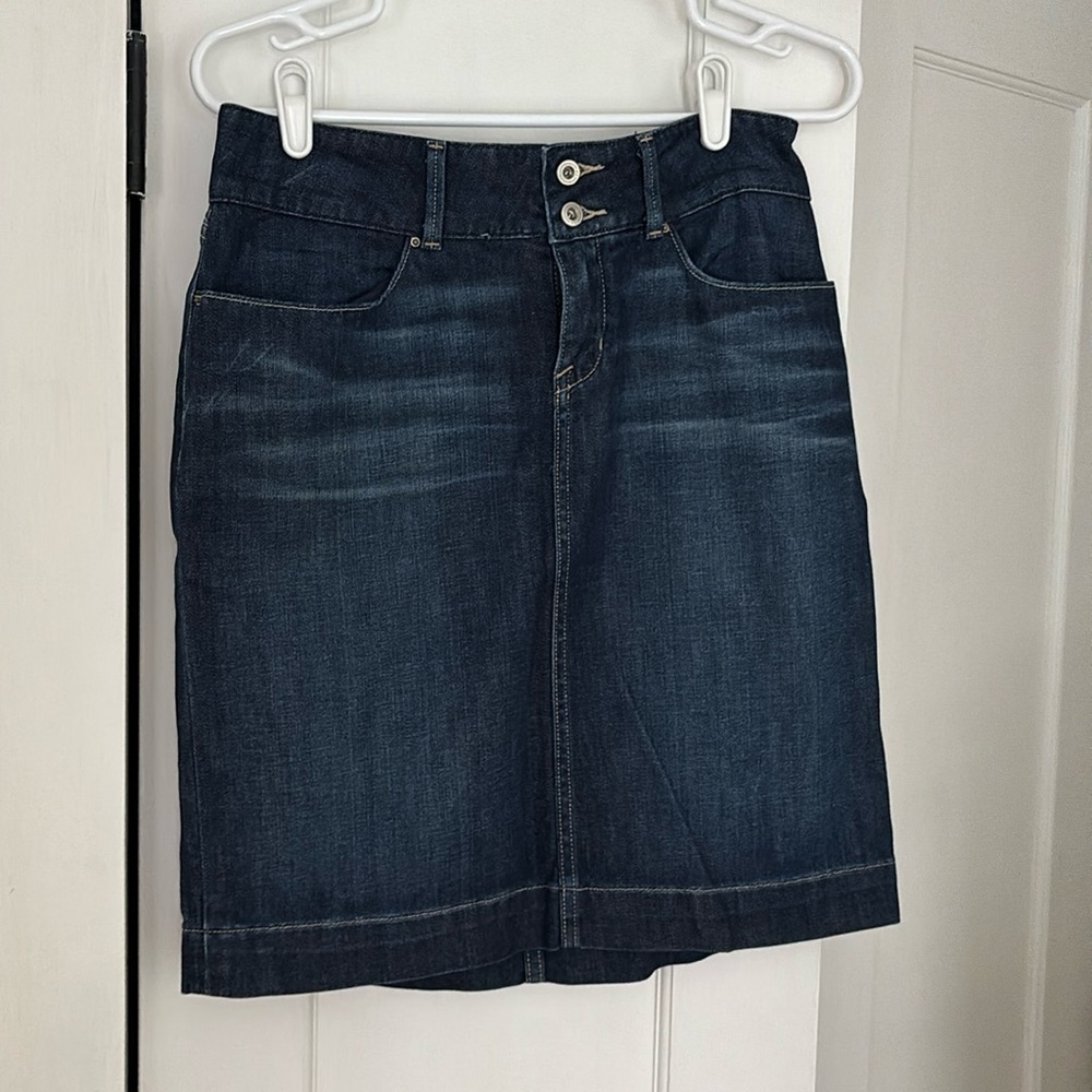 Banana Republic < denim skirt
